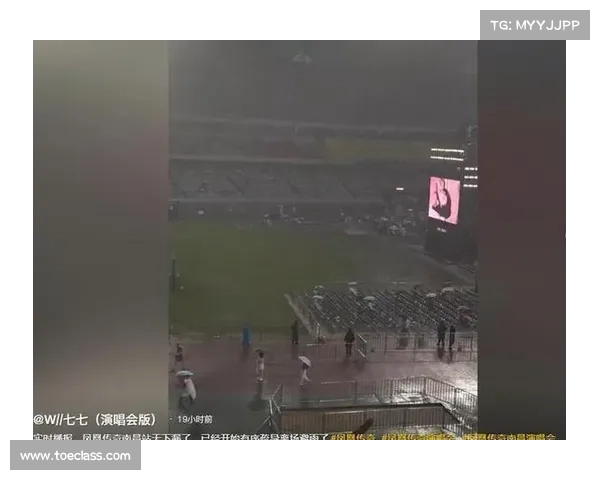 南昌凤凰传奇演唱会突遭瓢泼大雨,内场票遭遇暴雨考验(凤凰传奇演唱会现场版) 南昌凤凰传奇演唱会突遭瓢泼大雨,内场票遭遇暴雨考验(凤凰传奇演唱会现场版)